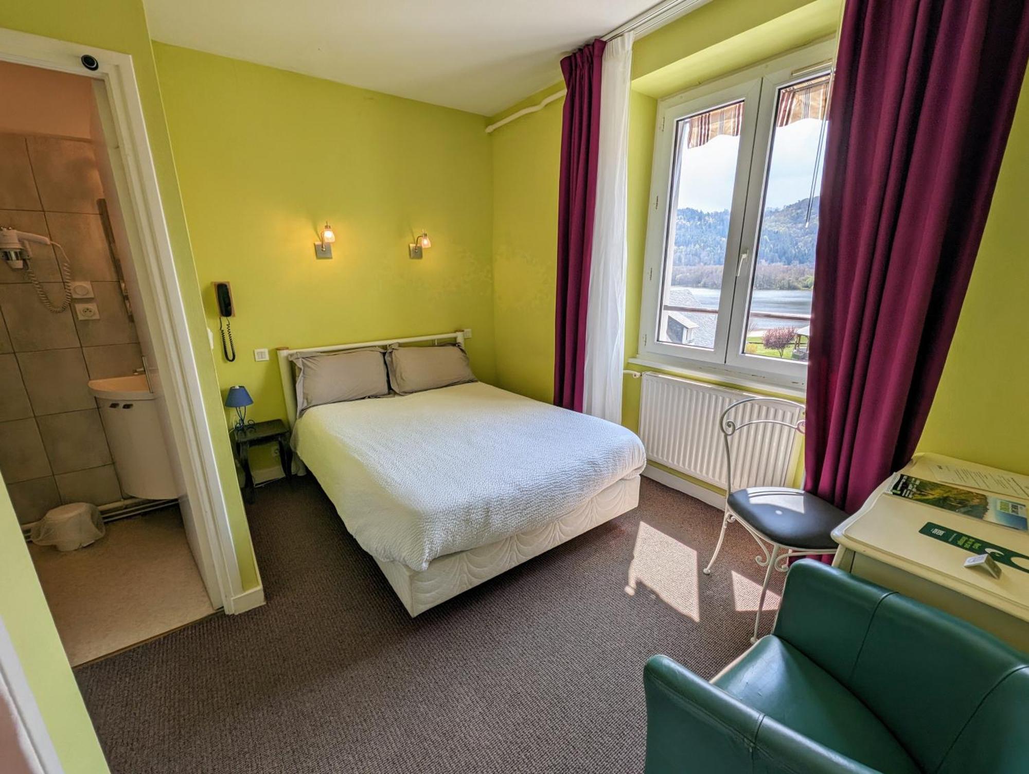 Logis Hotel Le Beau Site シャンボン・シュル・ラック エクステリア 写真